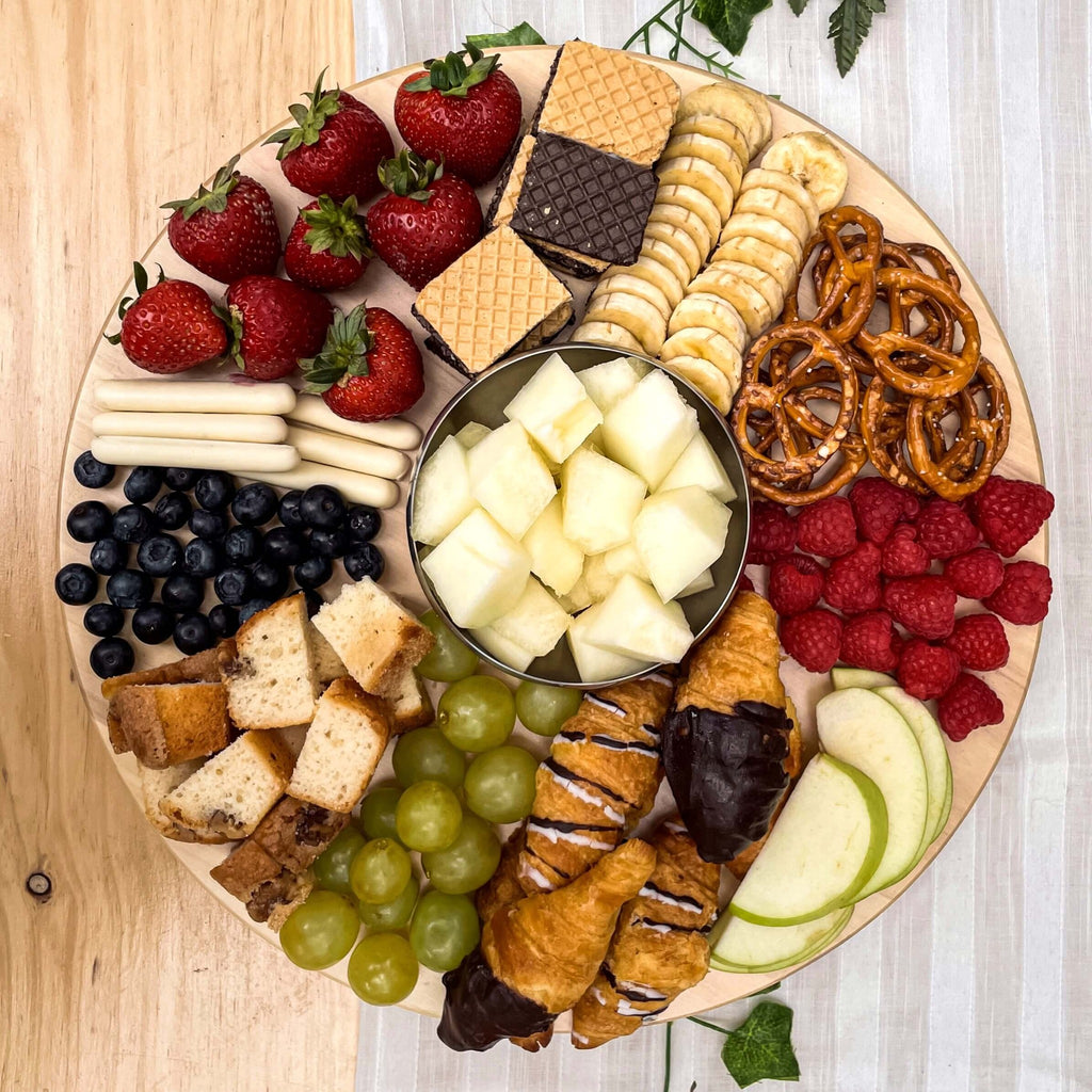 tabla de fruta ideal para citas plan de pareja y para añadir en un cumpleaños fruta fresca y dulces variados